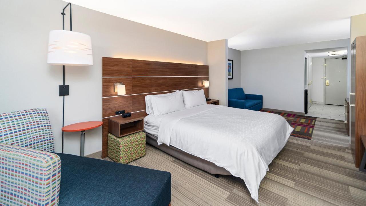 King Suite - Non-Smoking at Holiday Inn Express & Suites Dinuba West by IHG