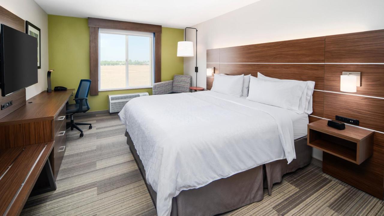 King Room - Non-Smoking at Holiday Inn Express & Suites Dinuba West by IHG