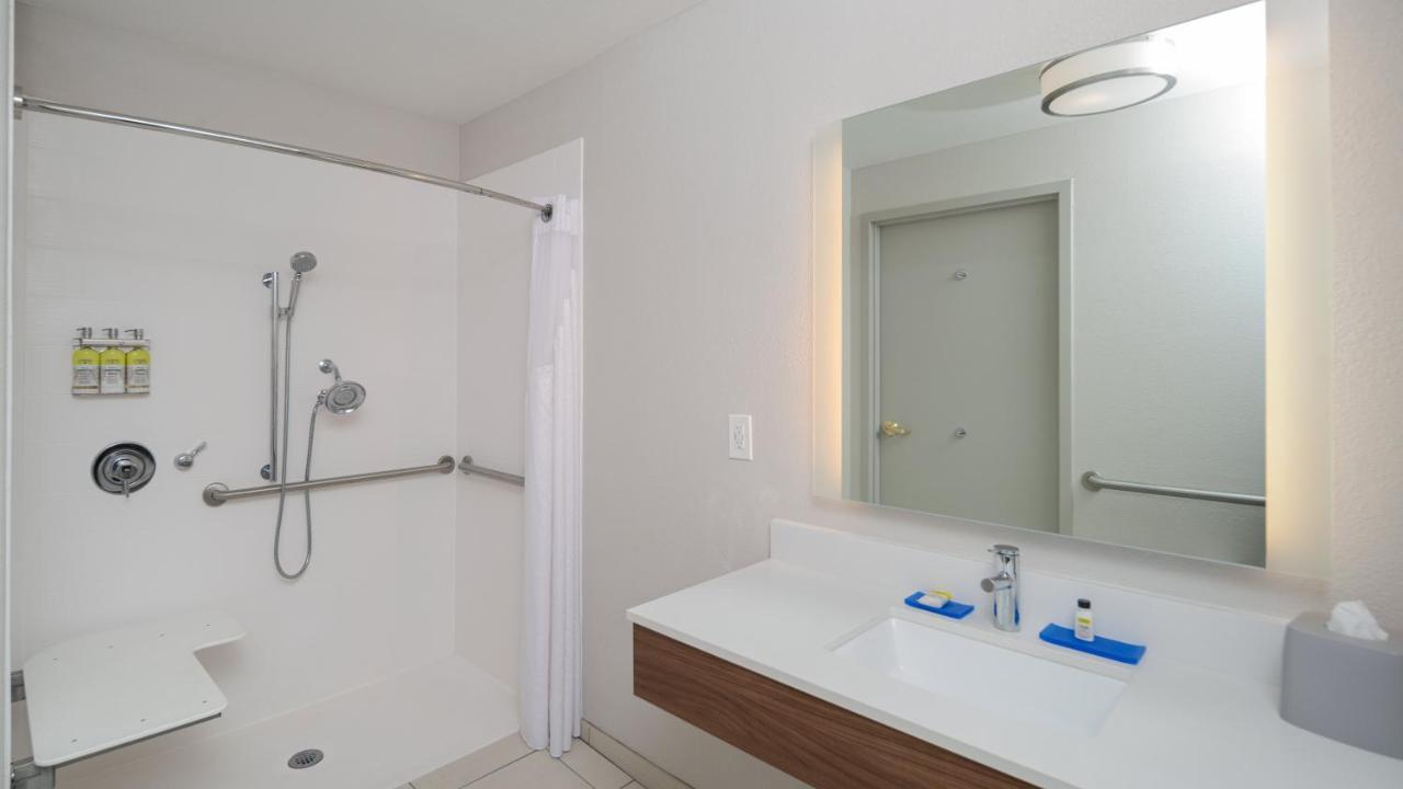 Standard King Room at Holiday Inn Express & Suites Dinuba West by IHG