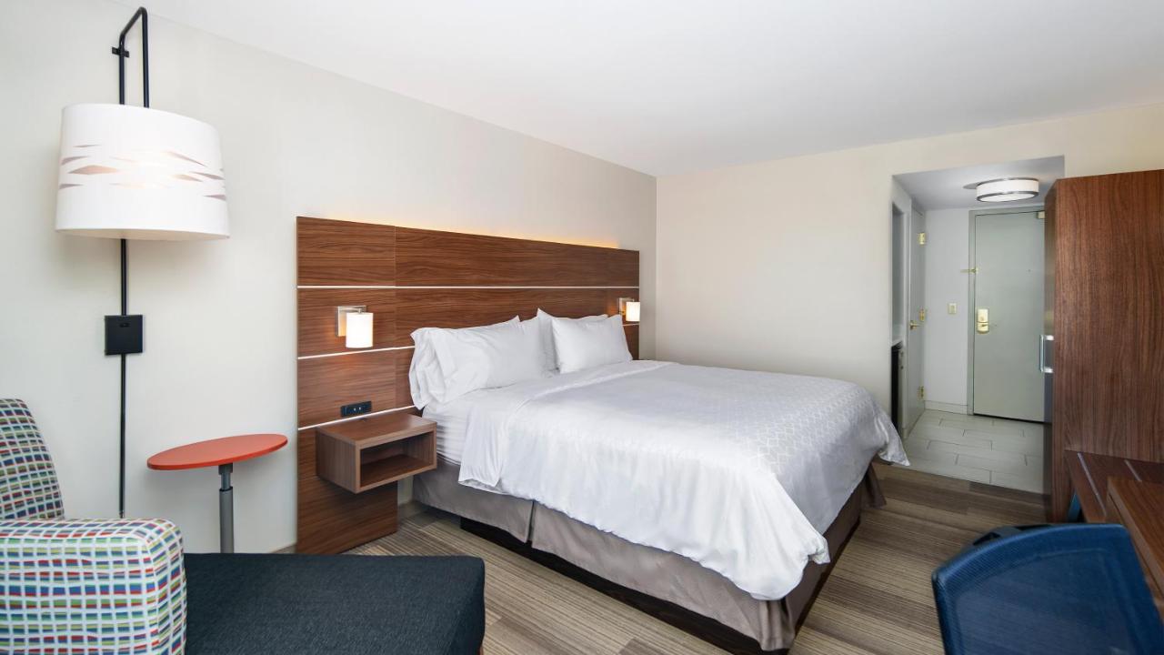 King Room - Non-Smoking at Holiday Inn Express & Suites Dinuba West by IHG