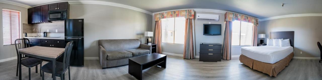 Extended Stay Parlor Queen at Alexis Park All Suite Resort