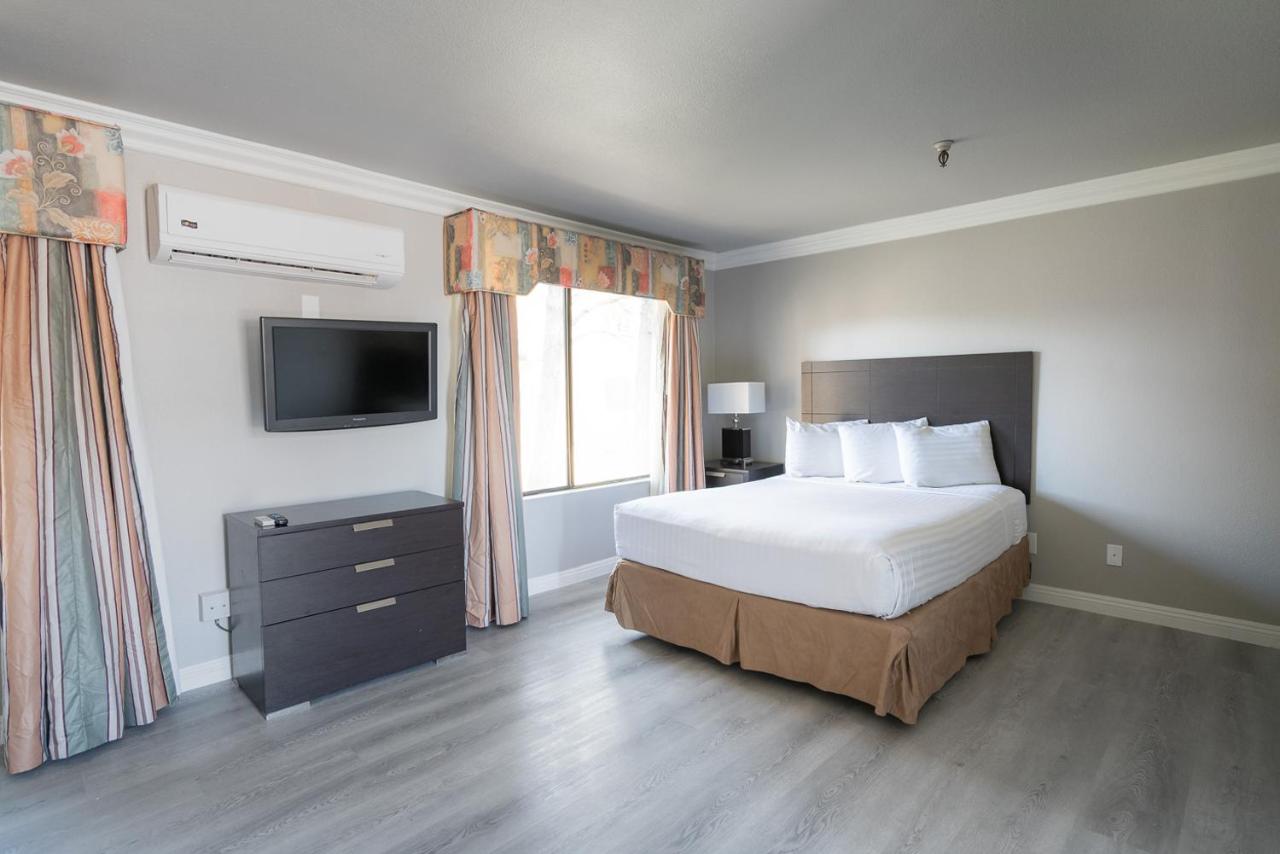 Extended Stay Parlor Queen at Alexis Park All Suite Resort