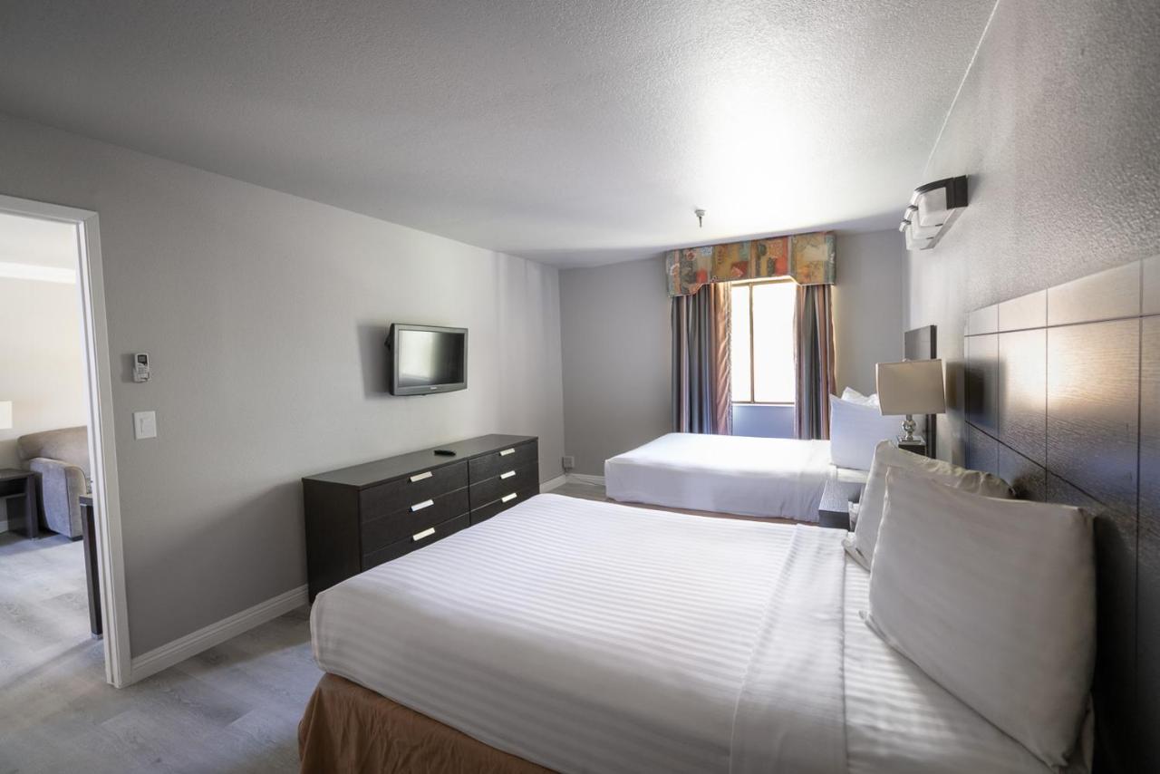 Extended Stay 2 Double Beds at Alexis Park All Suite Resort