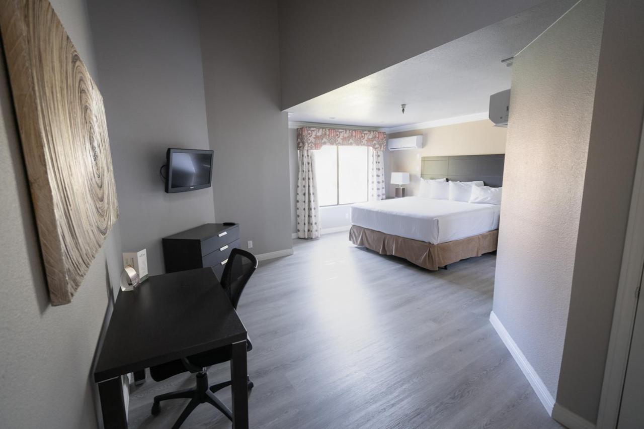 Extended Stay Two-Bedroom Suite at Alexis Park All Suite Resort