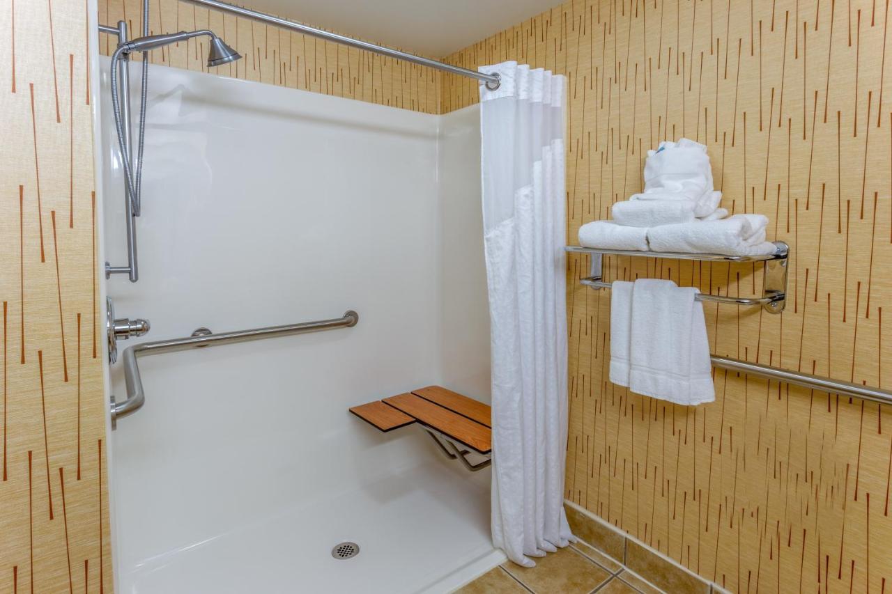 KING MOBILITY ACCESSIBLE TUB NONSMOKING at Holiday Inn Express Hotel & Suites Bowling Green by IHG