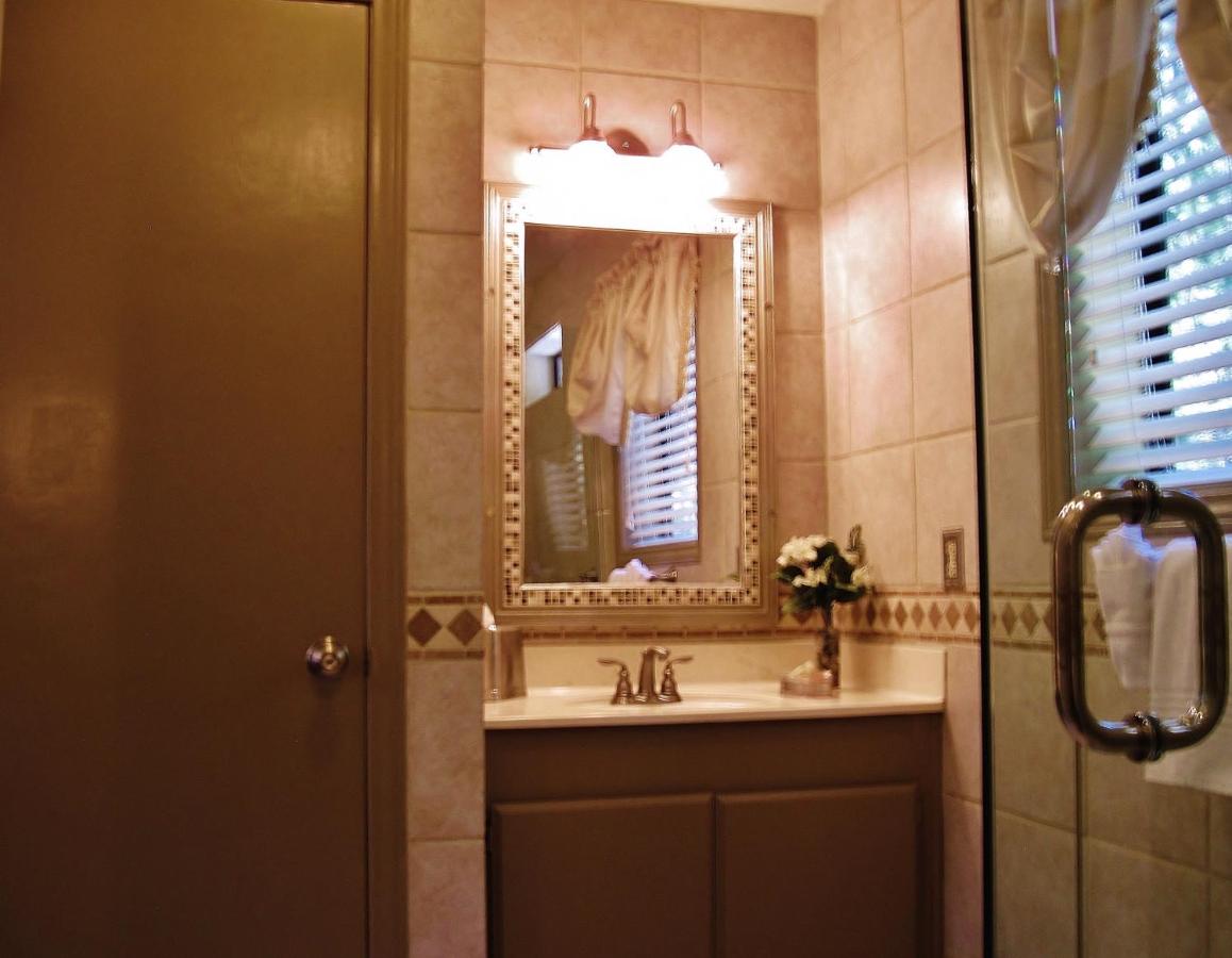 Deluxe King Suite at The North Shore Inn