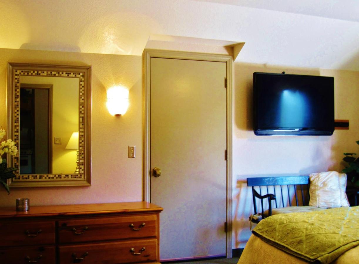 Deluxe King Suite at The North Shore Inn