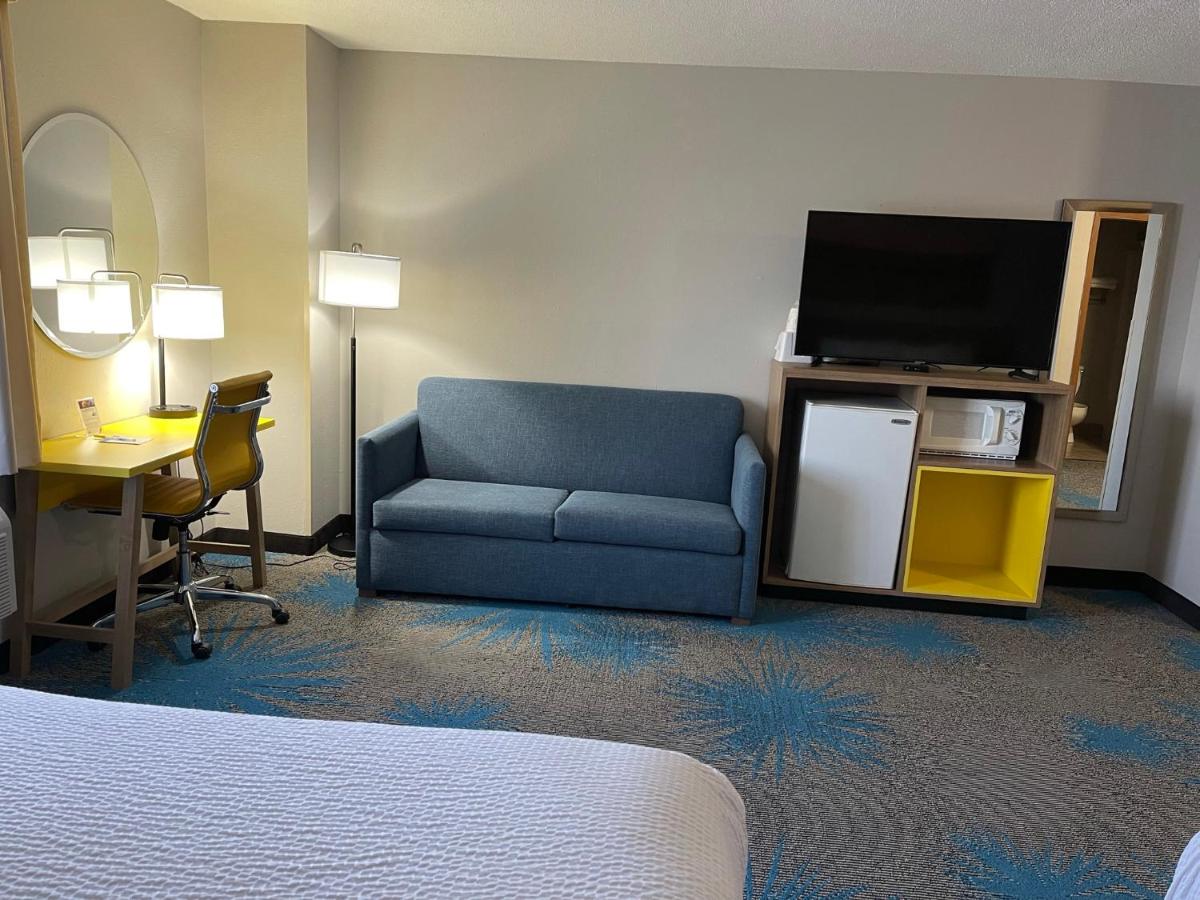 Deluxe King Suite at Days Inn by Wyndham Colby