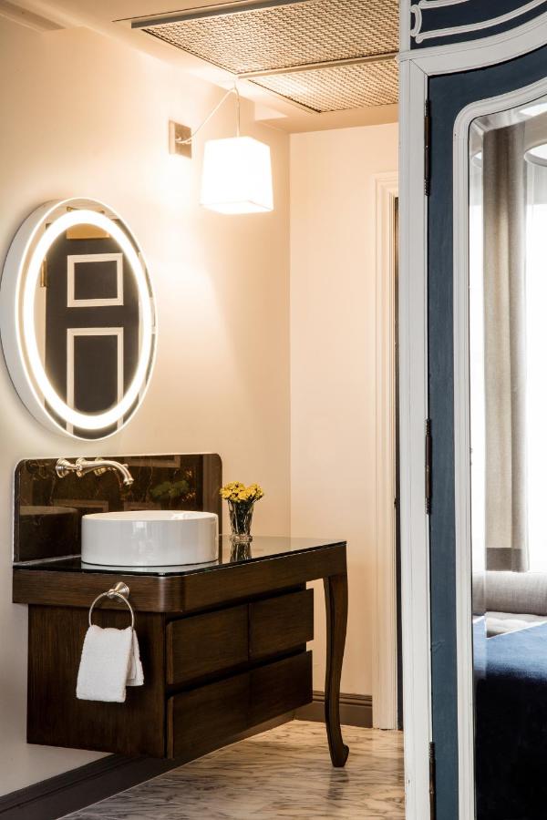 Deluxe Queen Room at Warwick San Francisco
