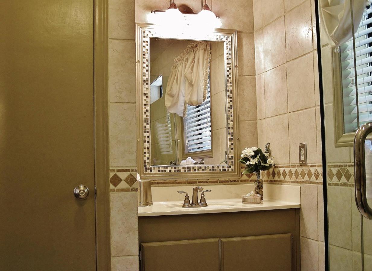 Deluxe King Suite at The North Shore Inn
