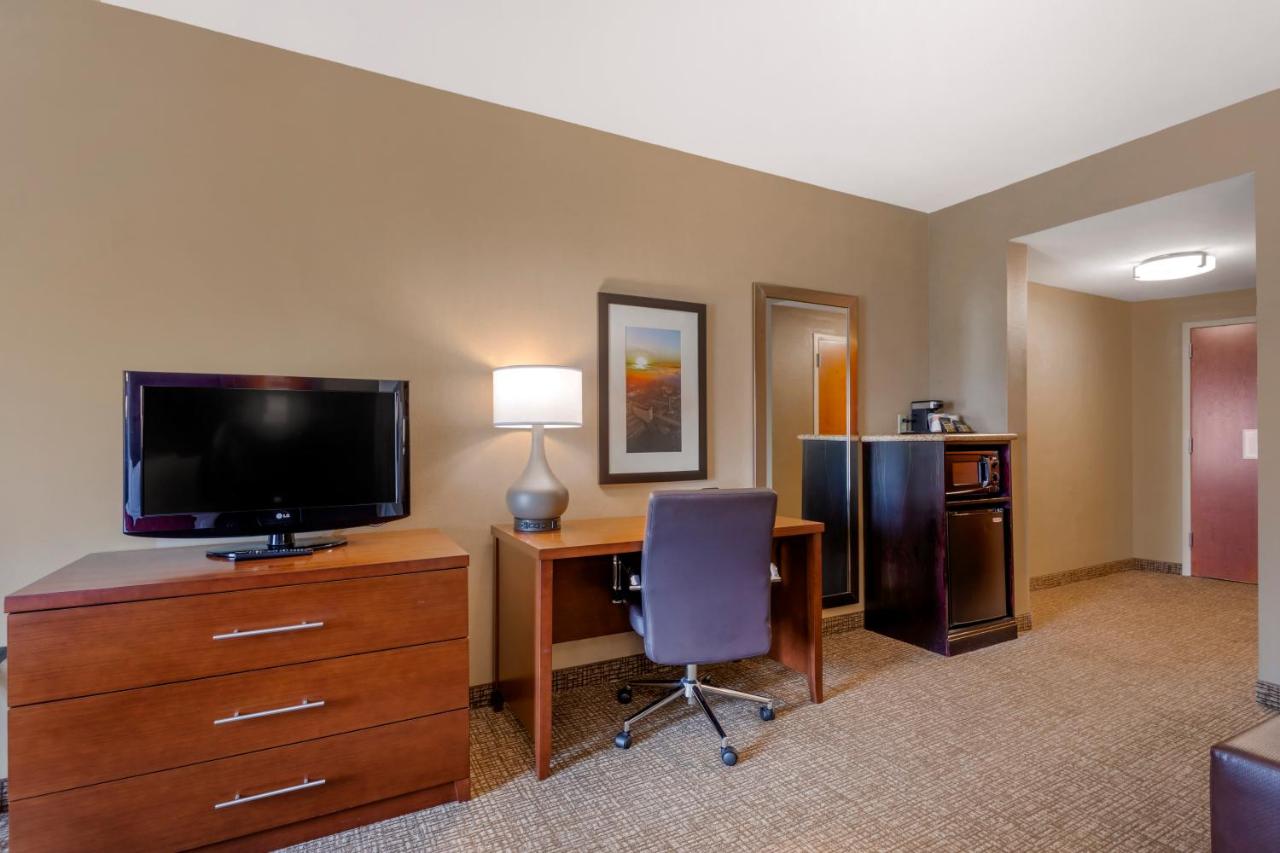 King Suite - Accessible/Non-Smoking at Comfort Suites Knoxville North