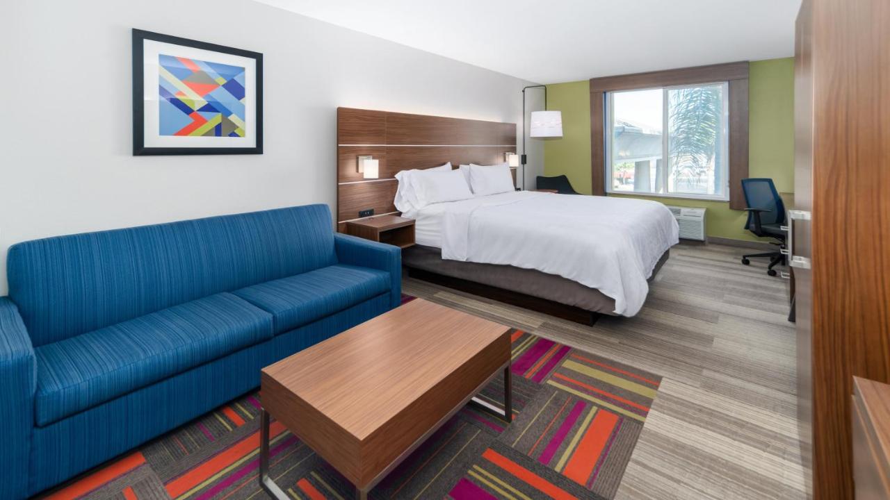 King Suite - Disability Access/Non-Smoking at Holiday Inn Express & Suites Dinuba West by IHG
