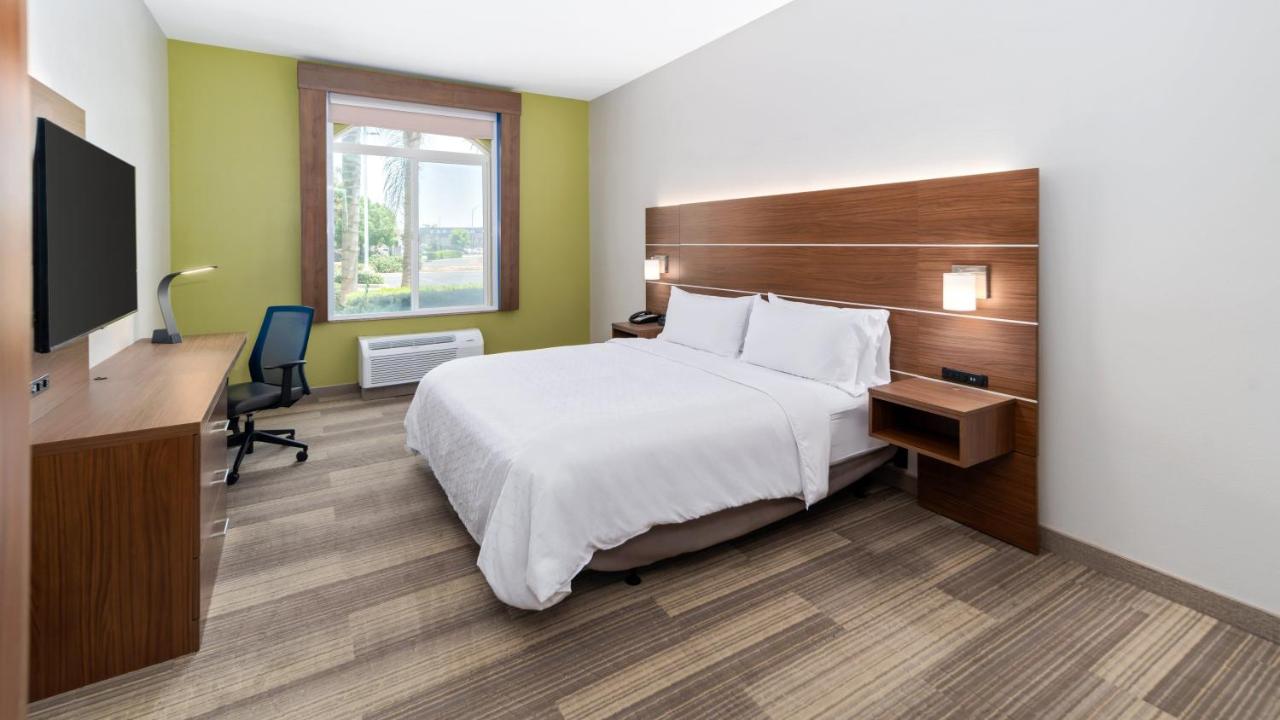 Standard King Room at Holiday Inn Express & Suites Dinuba West by IHG