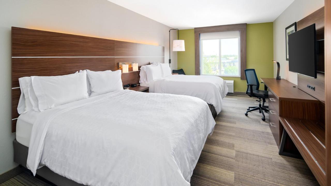 Queen Room with Two Queen Beds - Non-Smoking at Holiday Inn Express & Suites Dinuba West by IHG