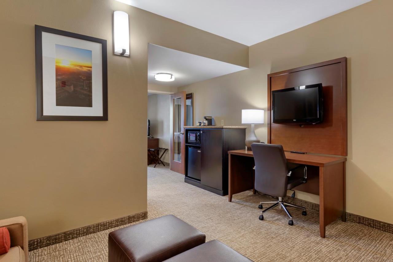 One-Bedroom Queen Suite with Sofa Bed - Non-Smoking at Comfort Suites Knoxville North