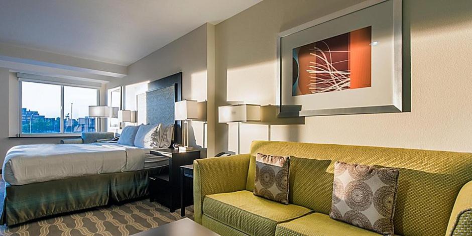 King Suite at Holiday Inn Express & Suites Colorado Springs Central by IHG