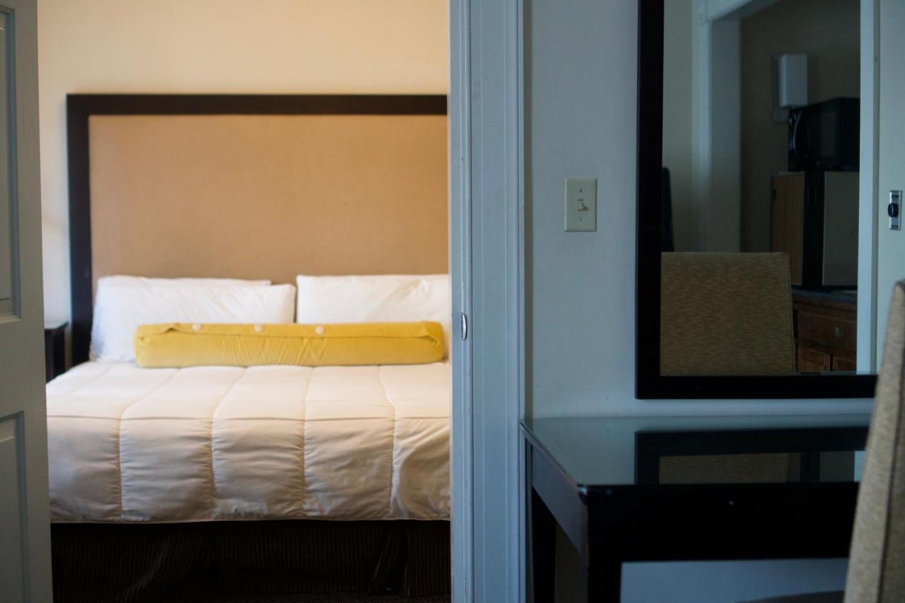 King Suite - Non Smoking at Washington Inn