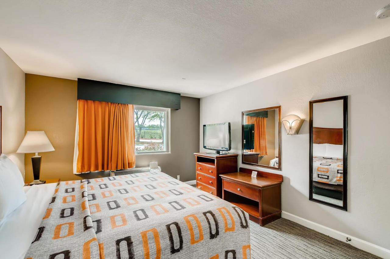 King Suite at Orangewood Inn & Suites Midtown