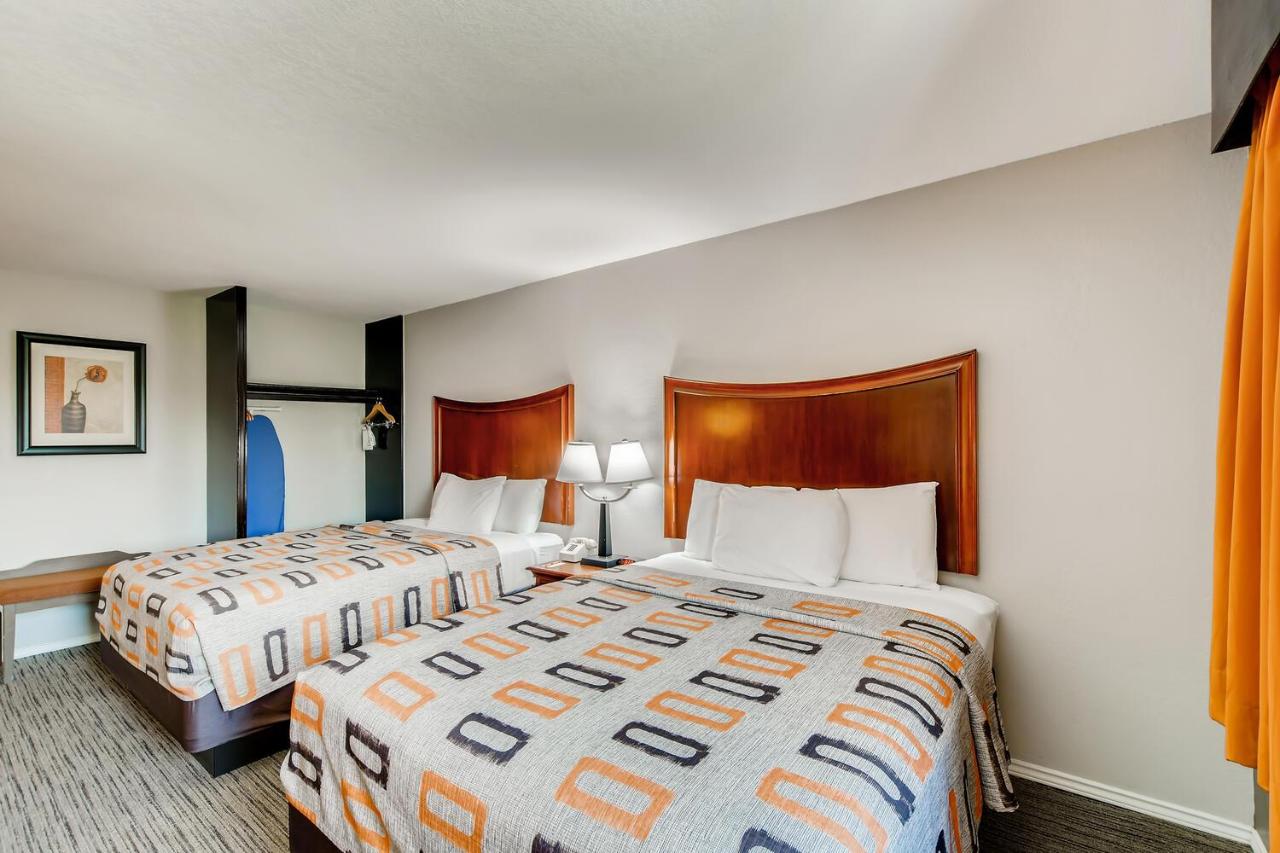 Queen Room at Orangewood Inn & Suites Midtown