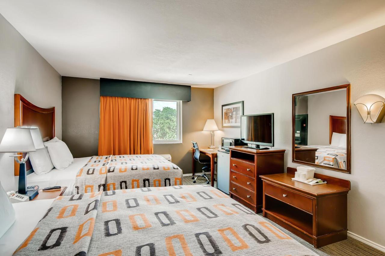 Queen Room at Orangewood Inn & Suites Midtown