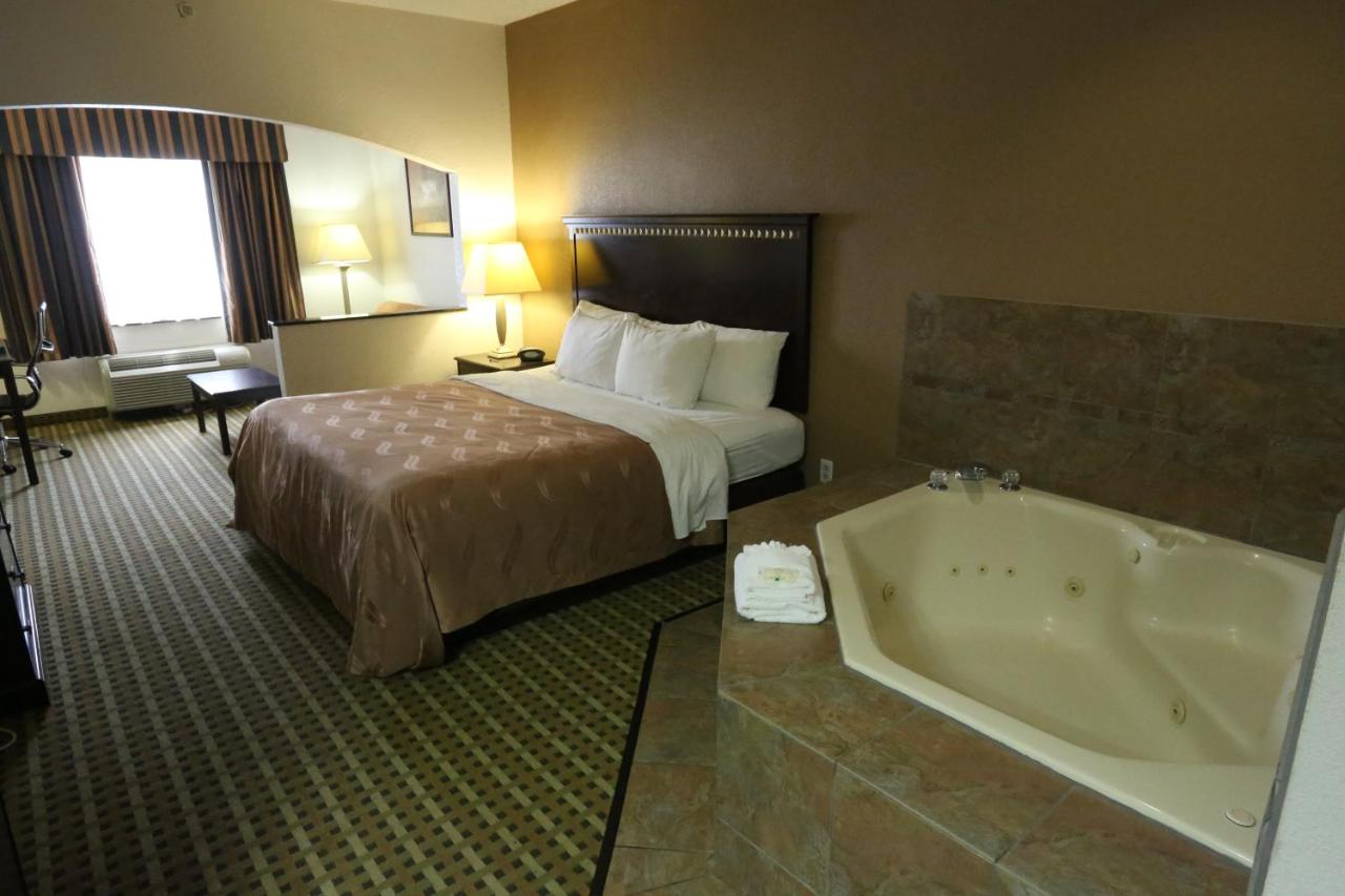 King Suite - Whirlpool - Non-Smoking  at Quality Suites Burleson - Ft. Worth