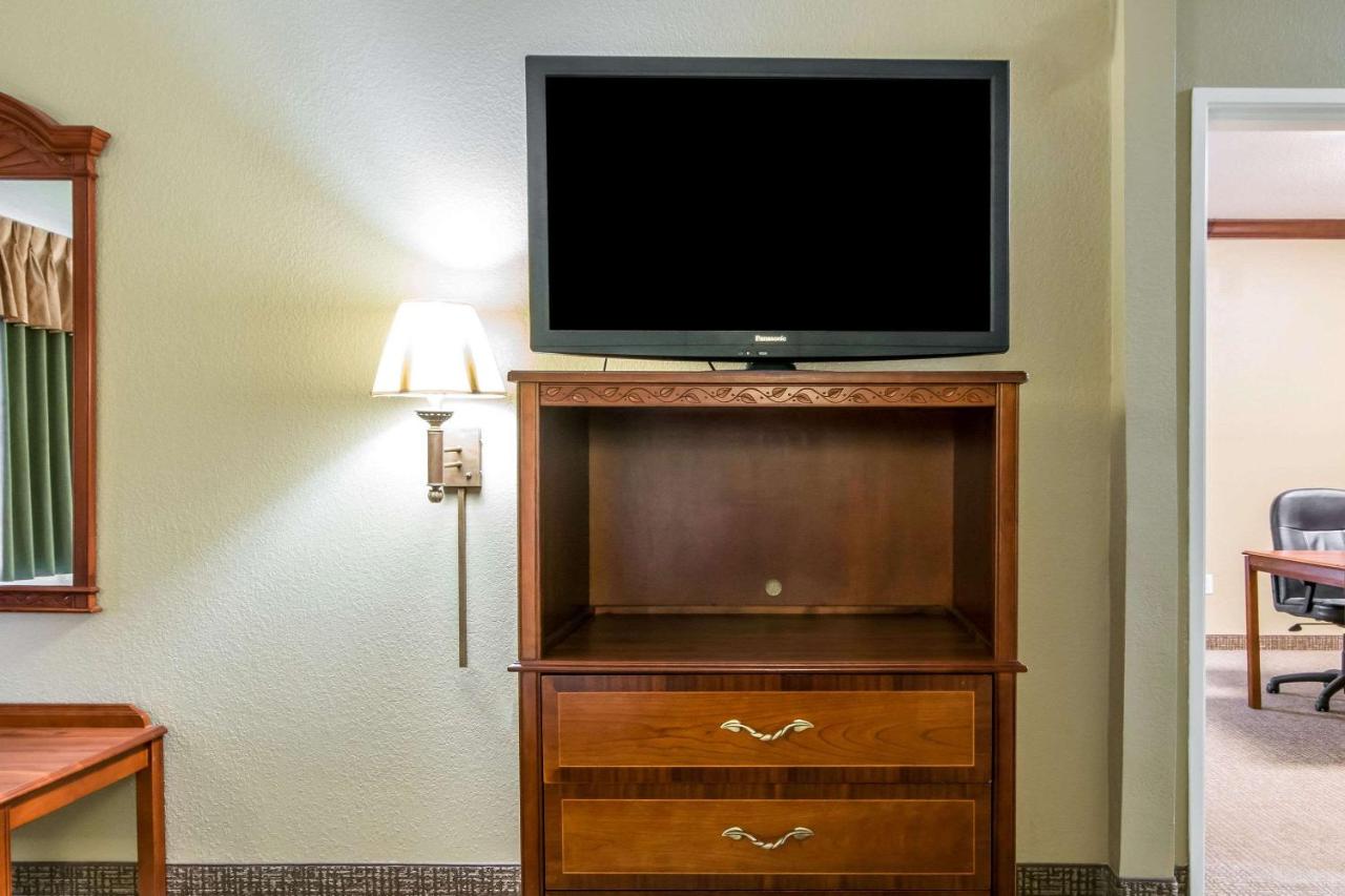King Suite with Mobility Accessible - Accessible/Non-Smoking at Comfort Suites Owensboro South