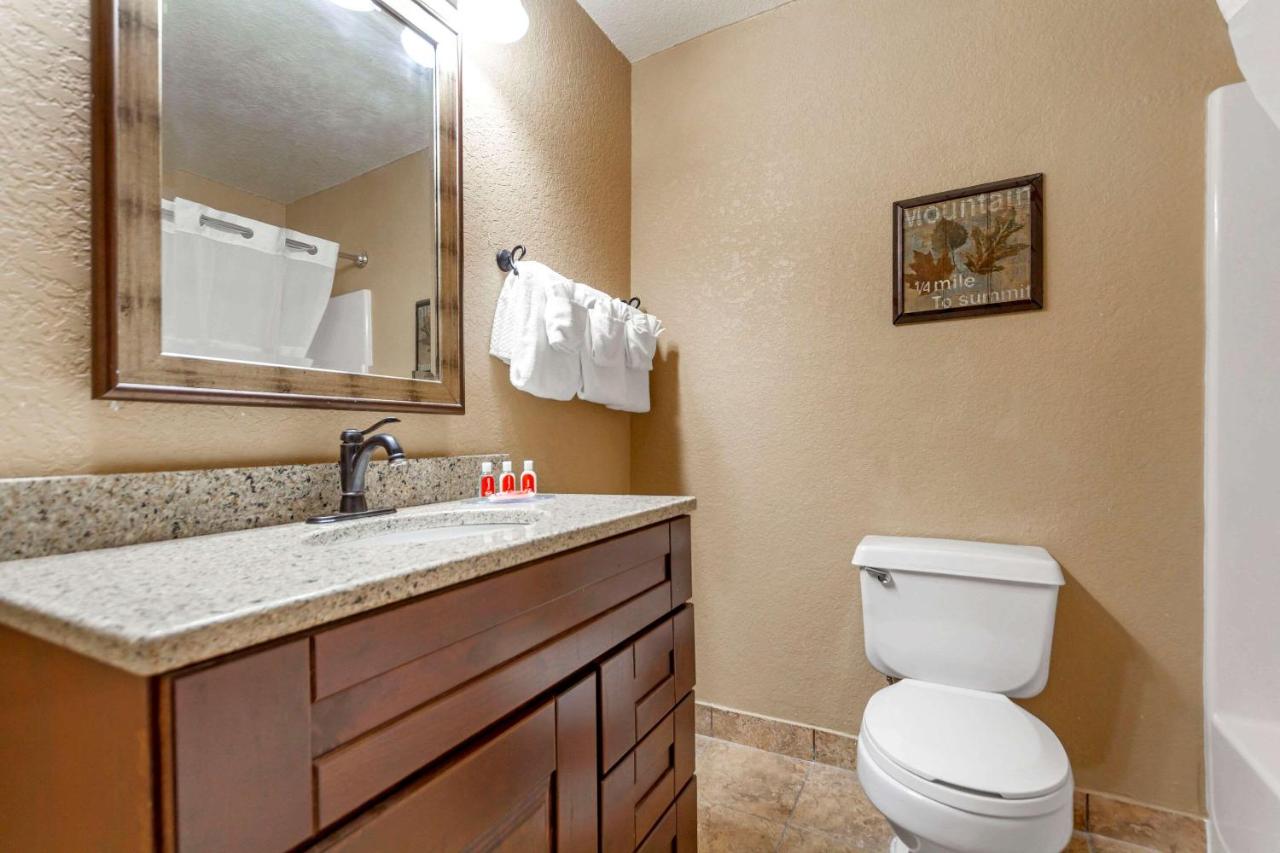 Deluxe Queen Room with Two Queen Beds at Econo Lodge Black Hills