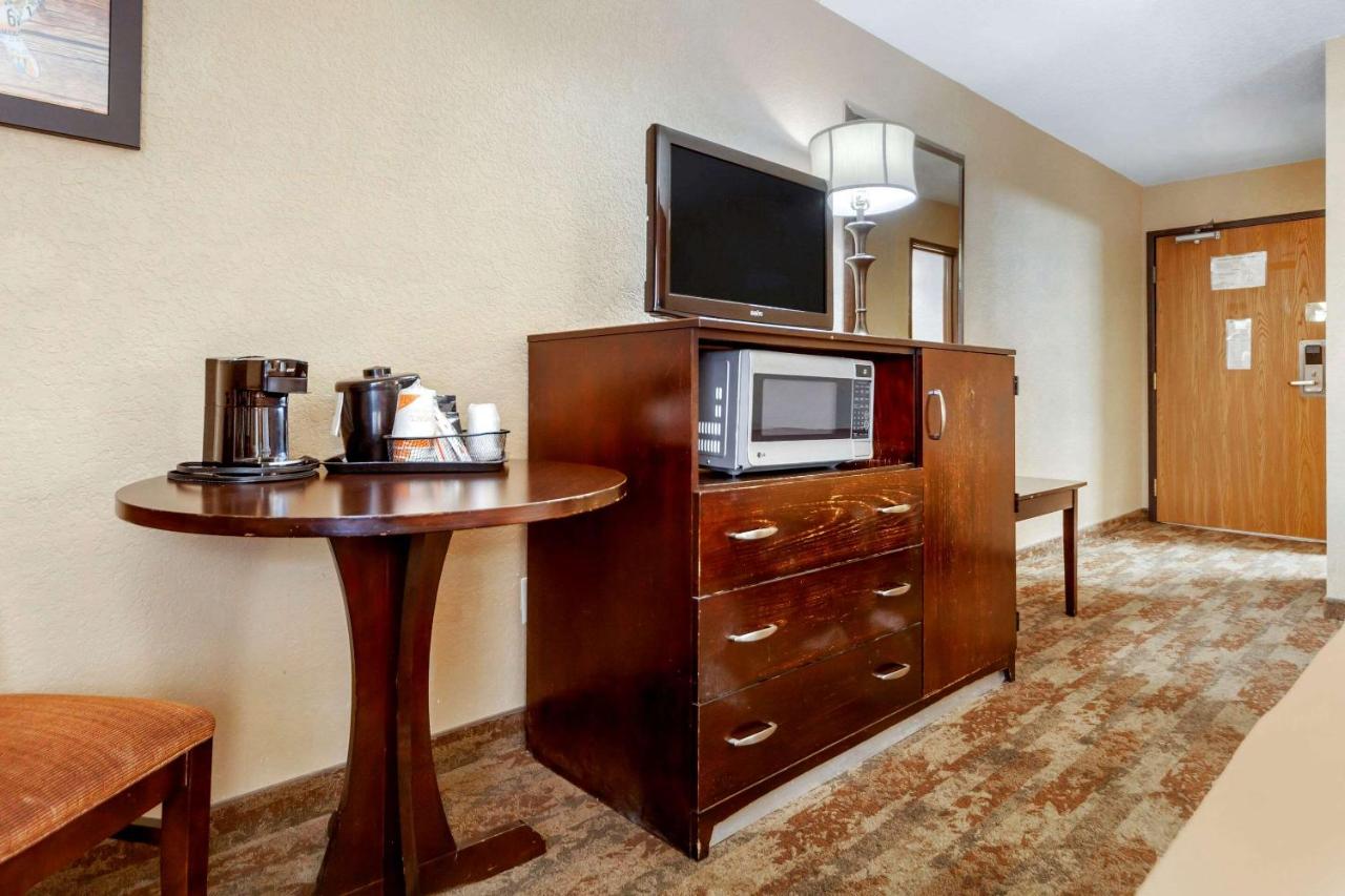Deluxe Queen Room with Two Queen Beds at Econo Lodge Black Hills