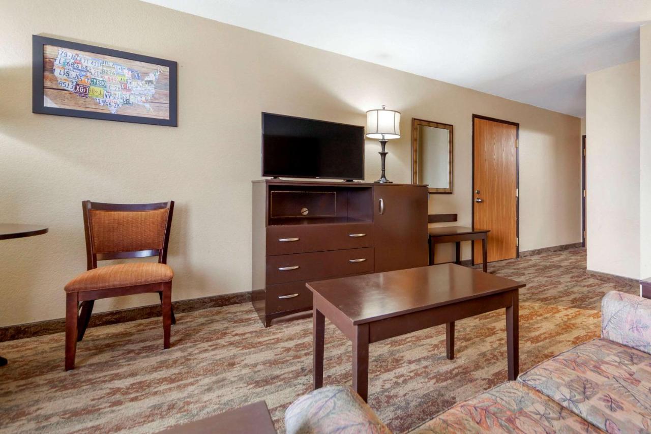 Queen Suite - Non-Smoking at Econo Lodge Black Hills