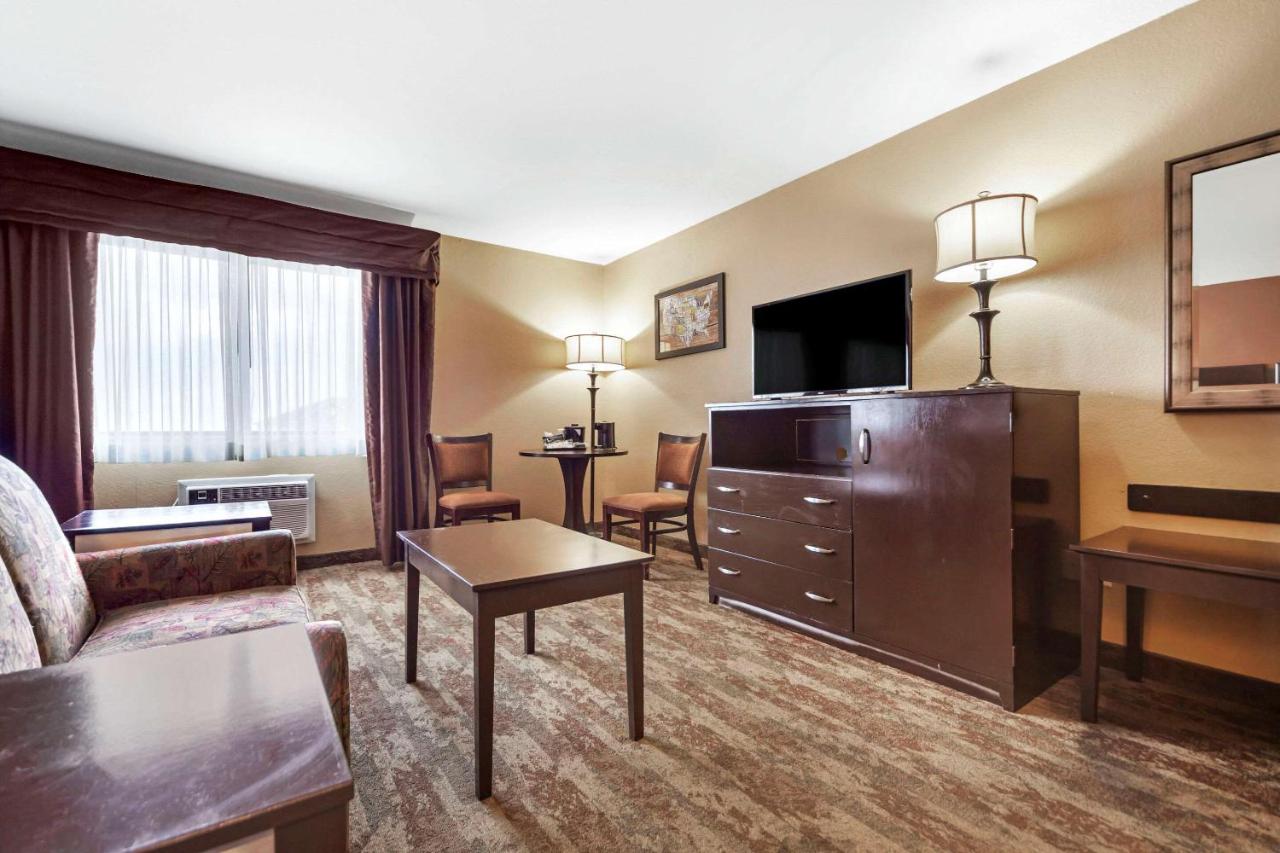 Queen Suite - Non-Smoking at Econo Lodge Black Hills