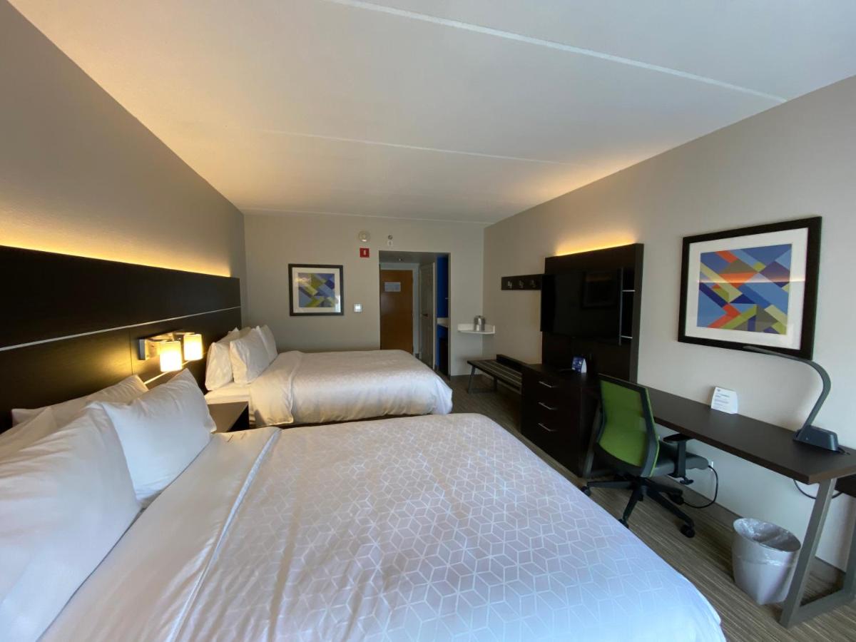 Queen Room with Two Queen Beds - Mobility Access Tub/Non-Smoking at Holiday Inn Express & Suites Prospect Heights, an IHG Hotel