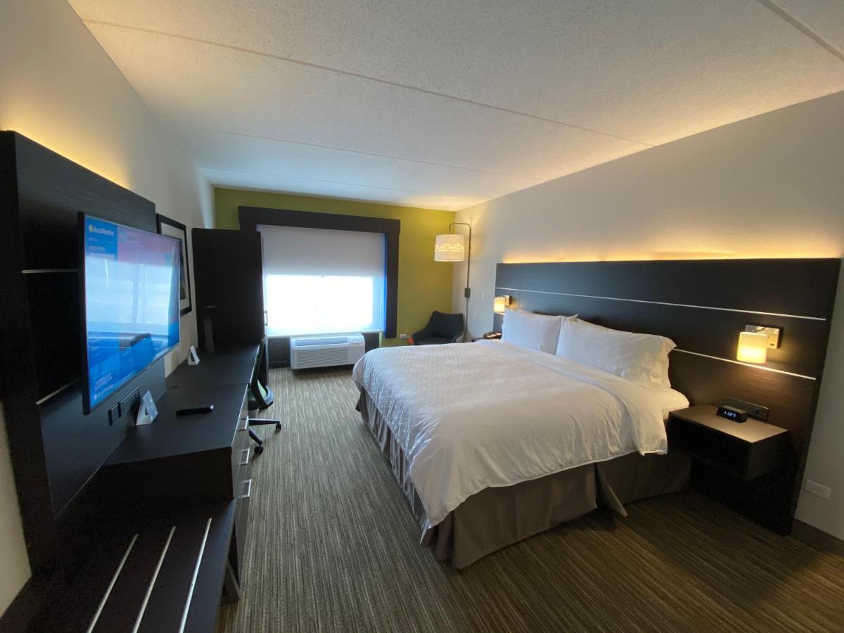 King Room - Mobility Access/Roll in Shower - Non-Smoking at Holiday Inn Express & Suites Prospect Heights, an IHG Hotel