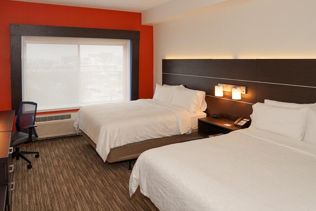 Queen Room with Two Queen Beds - Mobility Access Tub/Non-Smoking at Holiday Inn Express & Suites Denver - Aurora Medical Campus by IHG