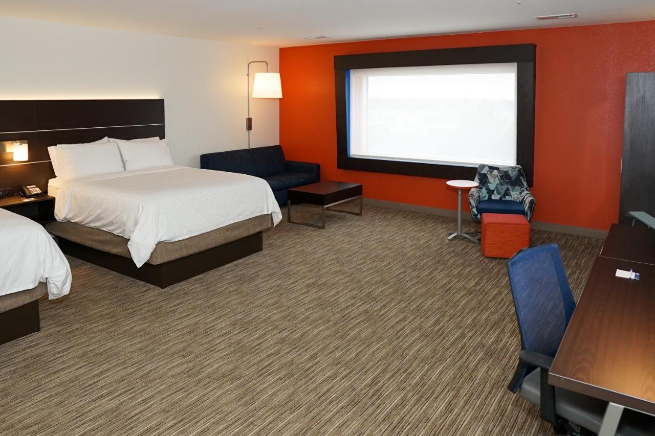 Queen Suite at Holiday Inn Express & Suites Denver - Aurora Medical Campus by IHG