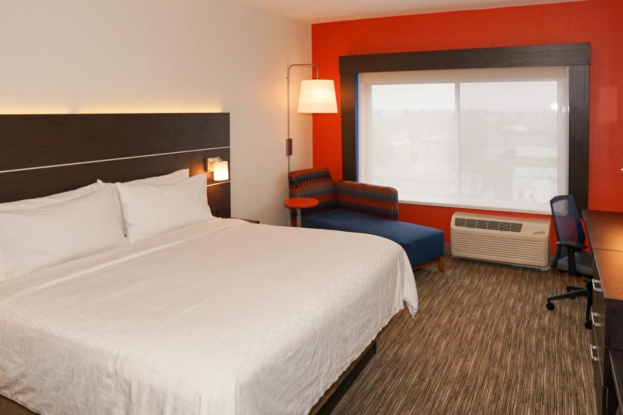 Leisure King Room - Non-Smoking at Holiday Inn Express & Suites Denver - Aurora Medical Campus by IHG