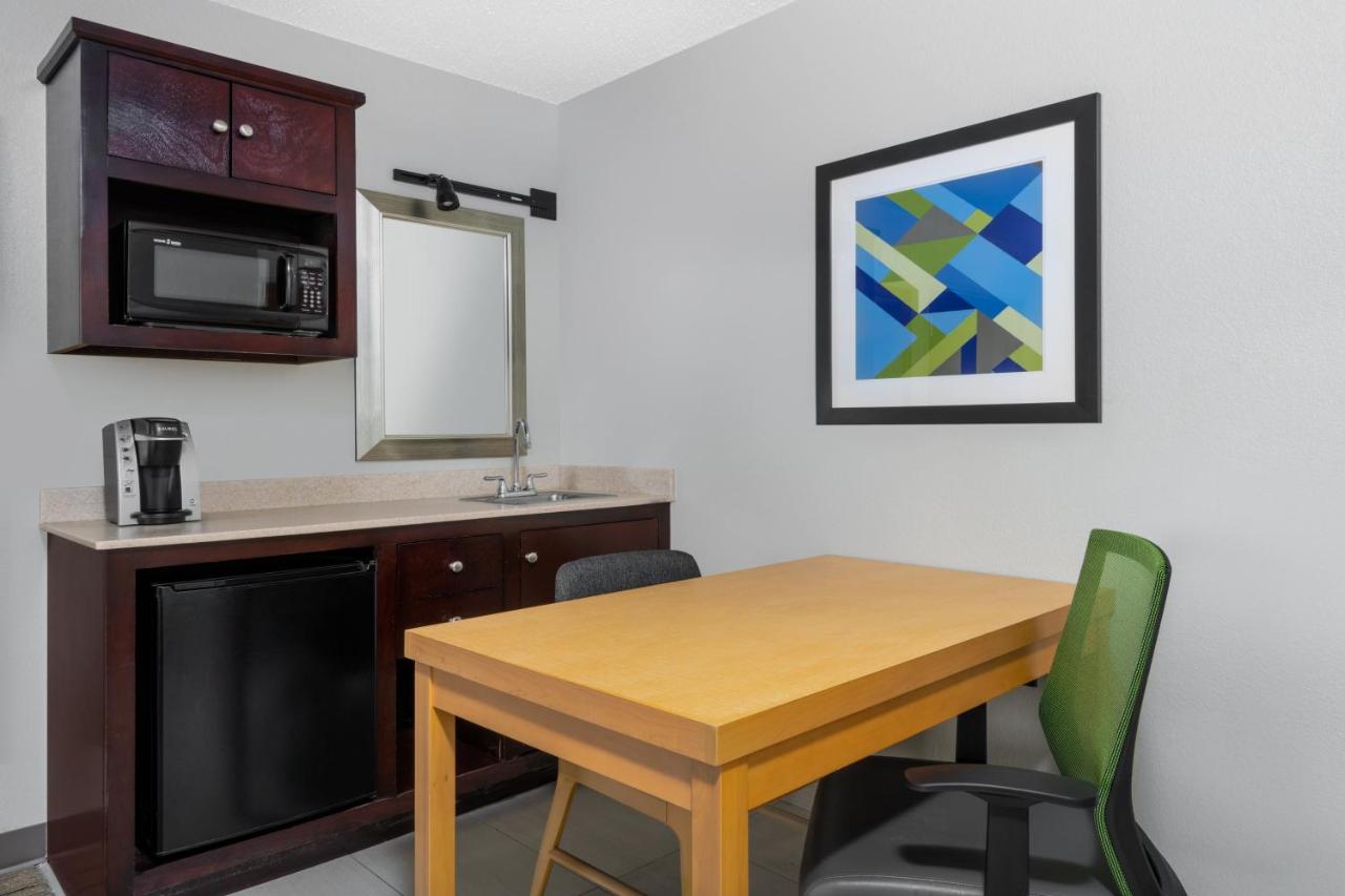 Queen Suite - Disability Access Tub/Non-Smoking at Holiday Inn Express & Suites Wheat Ridge-Denver West, an IHG Hotel