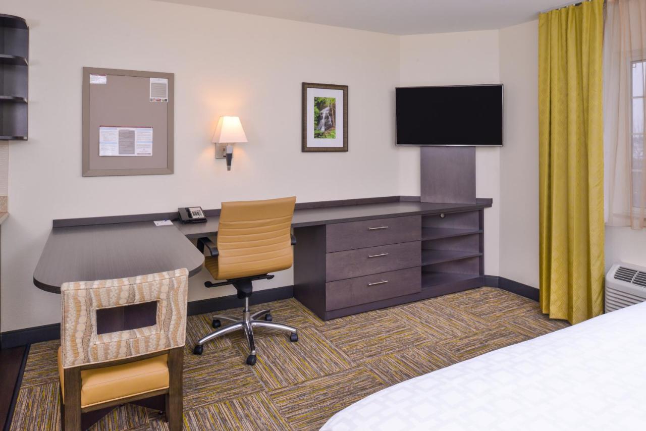 Queen Studio with Roll-In Shower - Non-Smoking at Candlewood Suites Paducah, an IHG Hotel