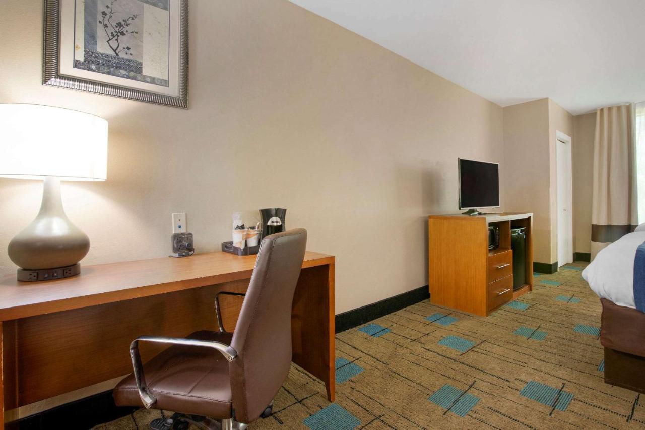 Queen Suite at Comfort Suites near MCAS Beaufort