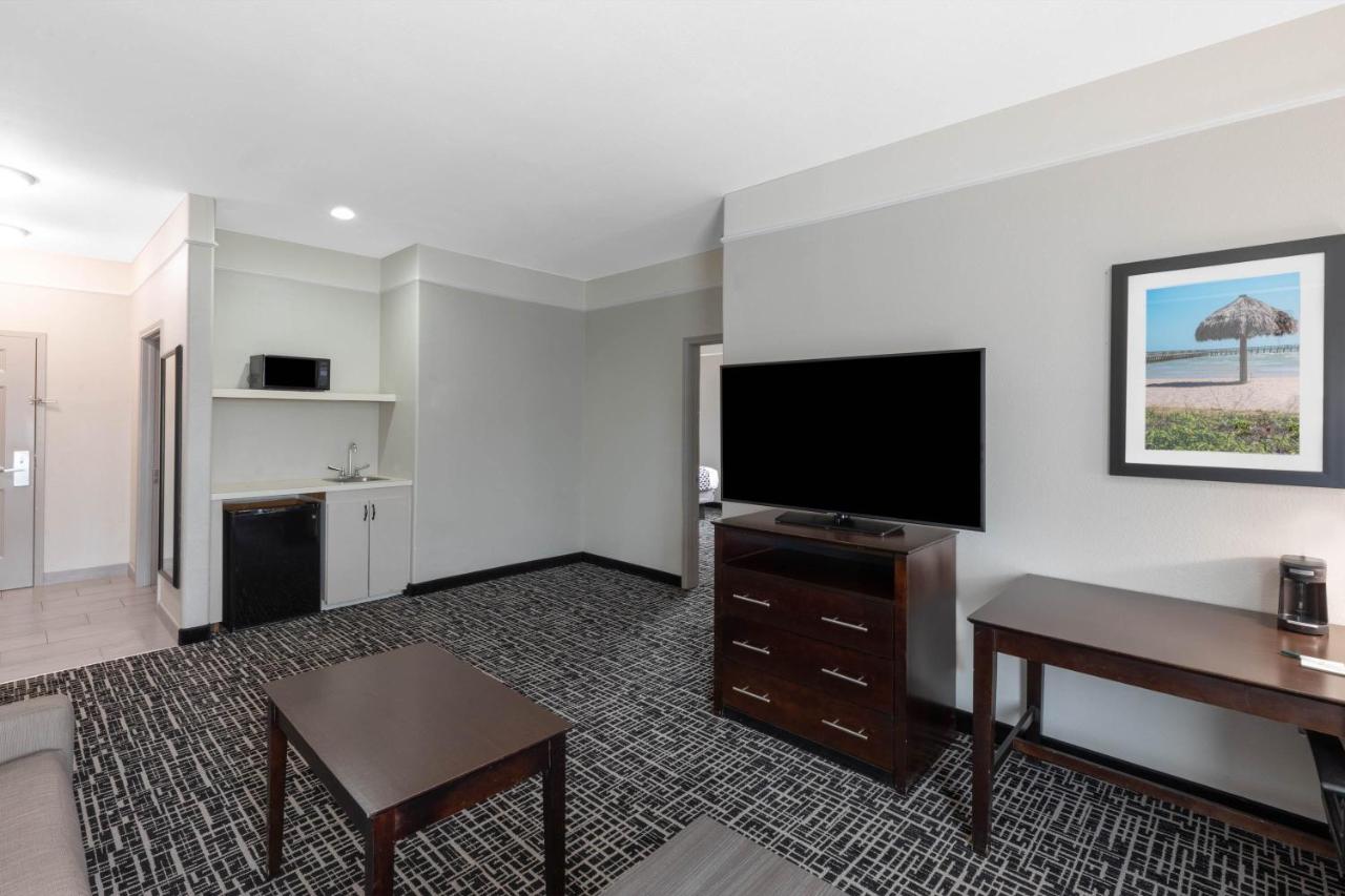 Deluxe King Suite with Roll-In Shower - Mobility/Hearing Accessible - Non-Smoking at La Quinta Inn & Suites by Wyndham Port Lavaca