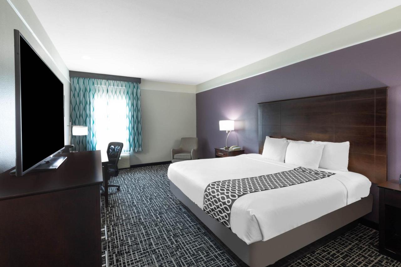 Deluxe King Suite with Roll-In Shower - Mobility/Hearing Accessible - Non-Smoking at La Quinta Inn & Suites by Wyndham Port Lavaca