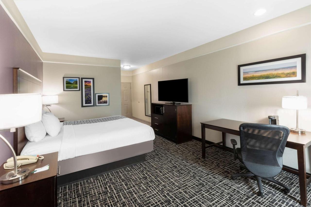 Deluxe King Room with Roll-In Shower - Mobility/Hearing Accessible - Non-Smoking at La Quinta Inn & Suites by Wyndham Port Lavaca