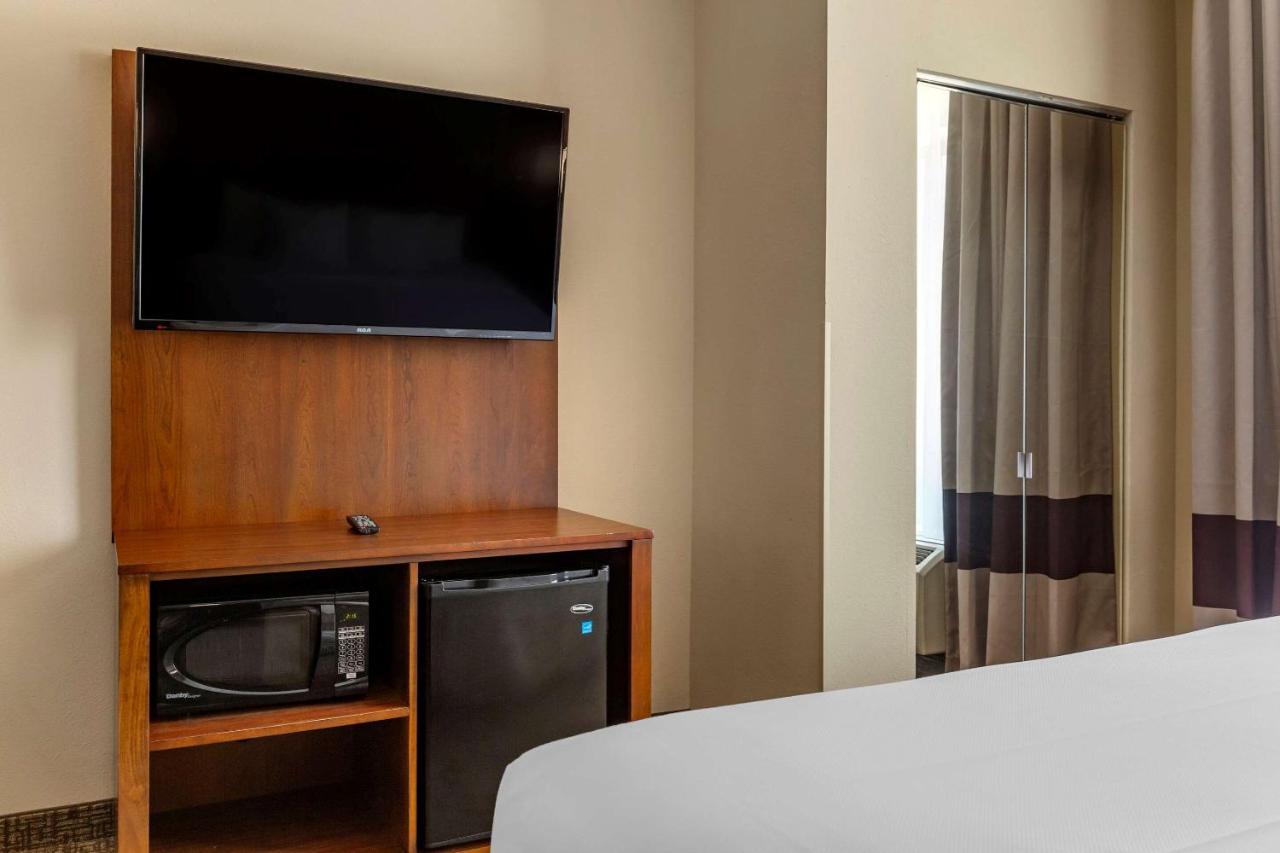 King Suite - Accessible/Non-Smoking at Comfort Suites Clayton - Garner