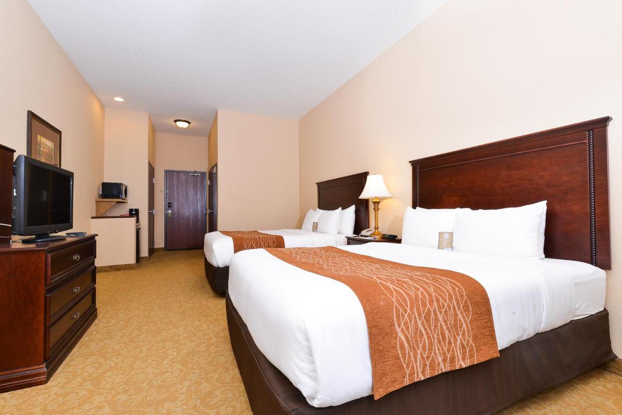 Queen Room with Two Queen Beds - Non-Smoking at Comfort Inn & Suites McMinnville Wine Country