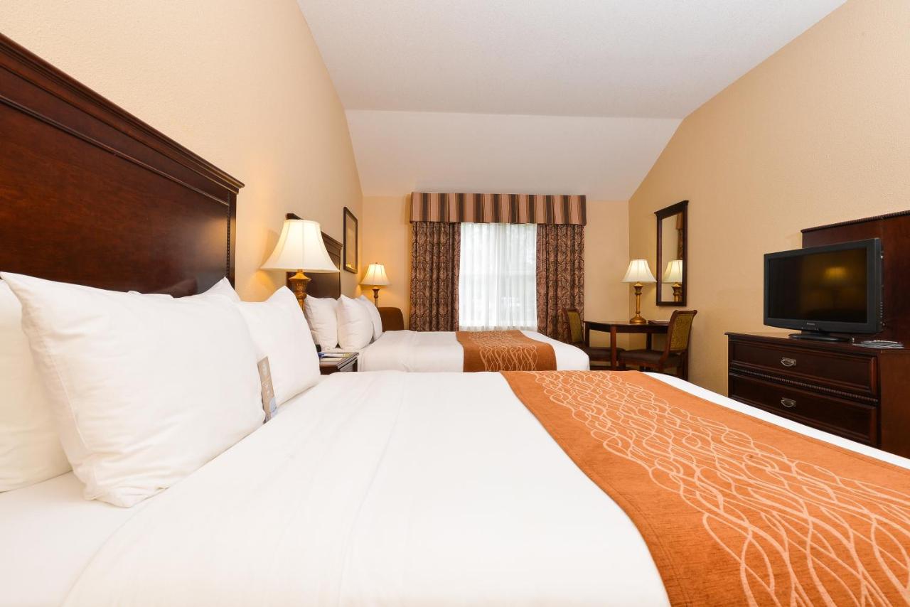 Queen Room with Two Queen Beds - Non-Smoking at Comfort Inn & Suites McMinnville Wine Country
