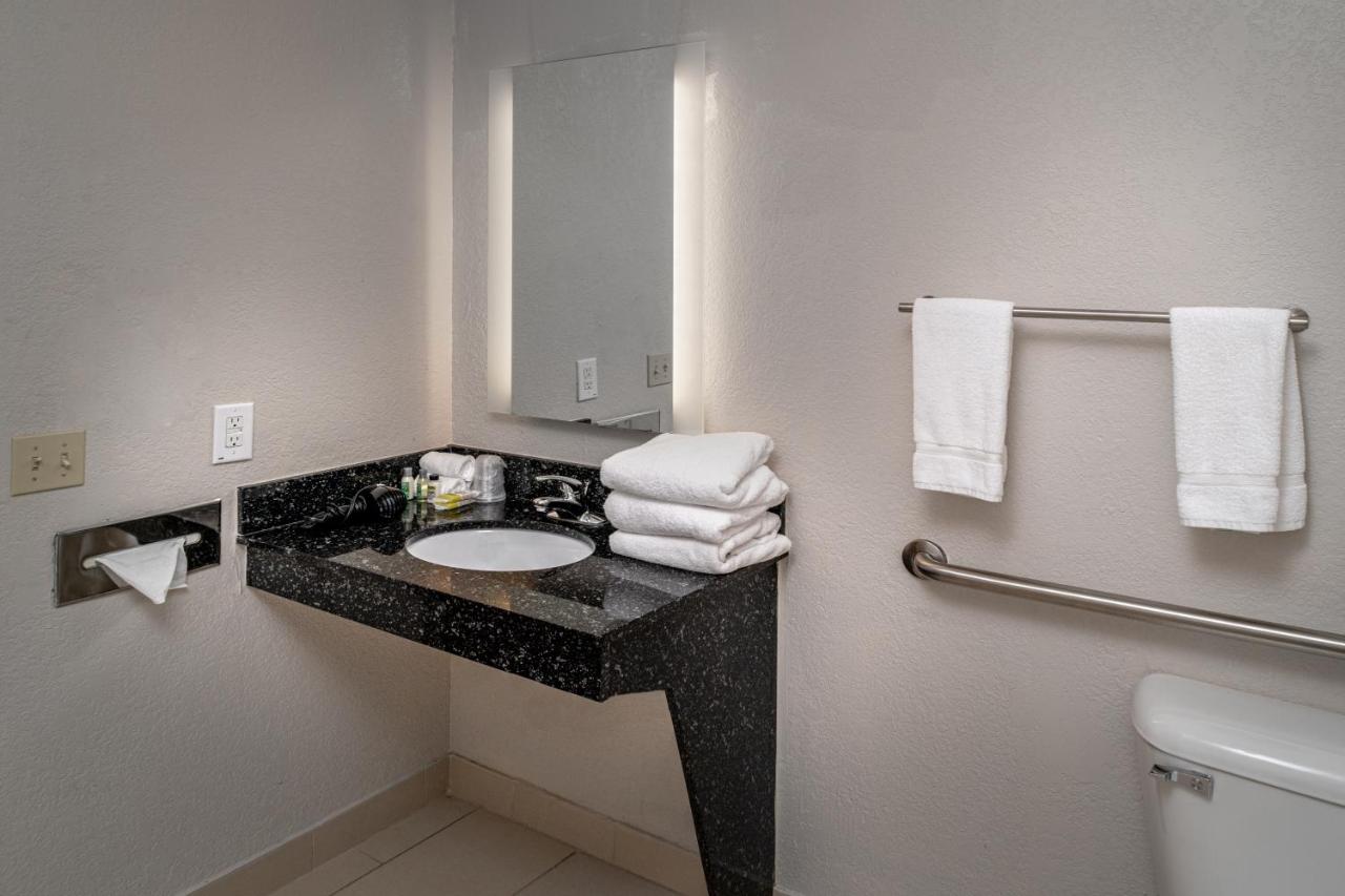 King Room - Disability Access with Tub - Non-Smoking at Holiday Inn Express Hotel & Suites Pikeville by IHG