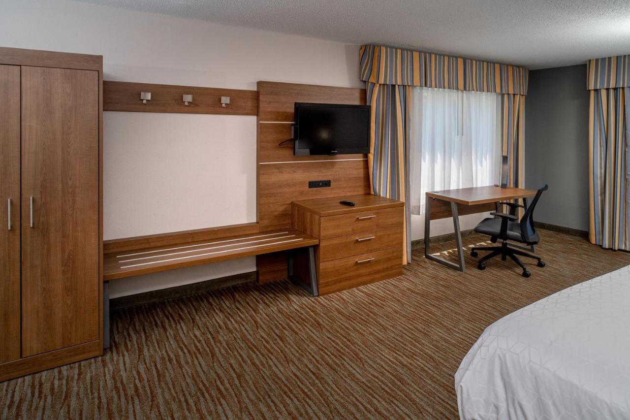 King Room - Disability Access with Tub - Non-Smoking at Holiday Inn Express Hotel & Suites Pikeville by IHG