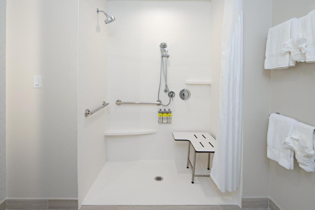 Queen Room with Two Queen Beds - Mobility Access Roll in Shower/Non-Smoking at Best Western Valencia/Six Flags Inn & Suites