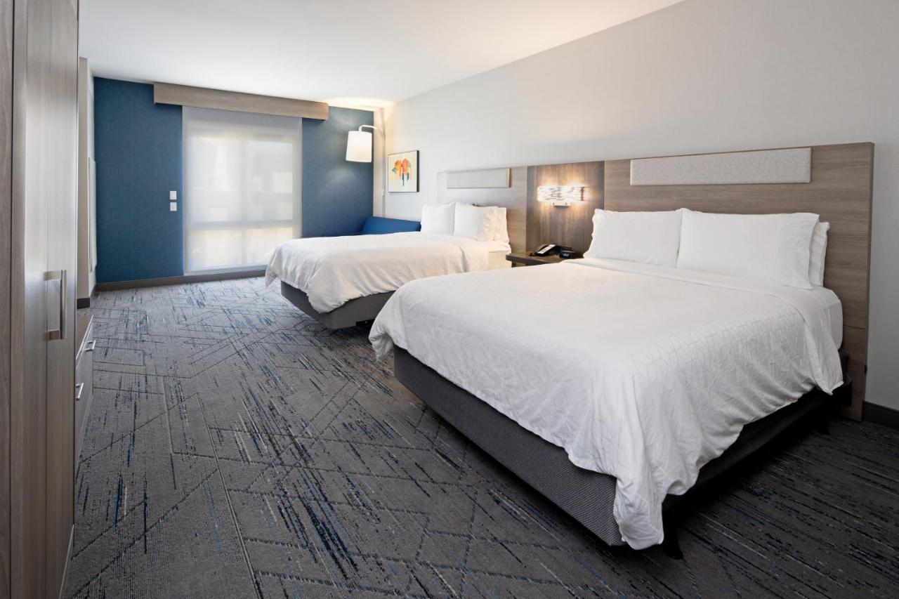 Queen Room with Two Queen Beds - Mobility Access Roll in Shower/Non-Smoking at Best Western Valencia/Six Flags Inn & Suites
