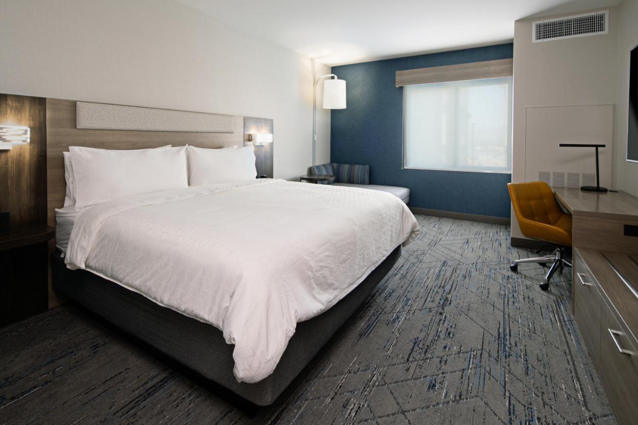 Hearing Accessible King Suite - Non-Smoking at Best Western Valencia/Six Flags Inn & Suites