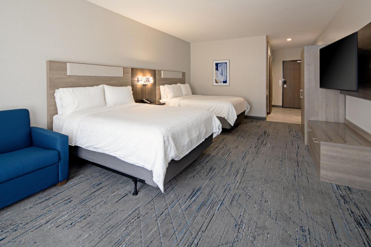 Queen Suite with Two Queen Beds - Non-Smoking at Best Western Valencia/Six Flags Inn & Suites